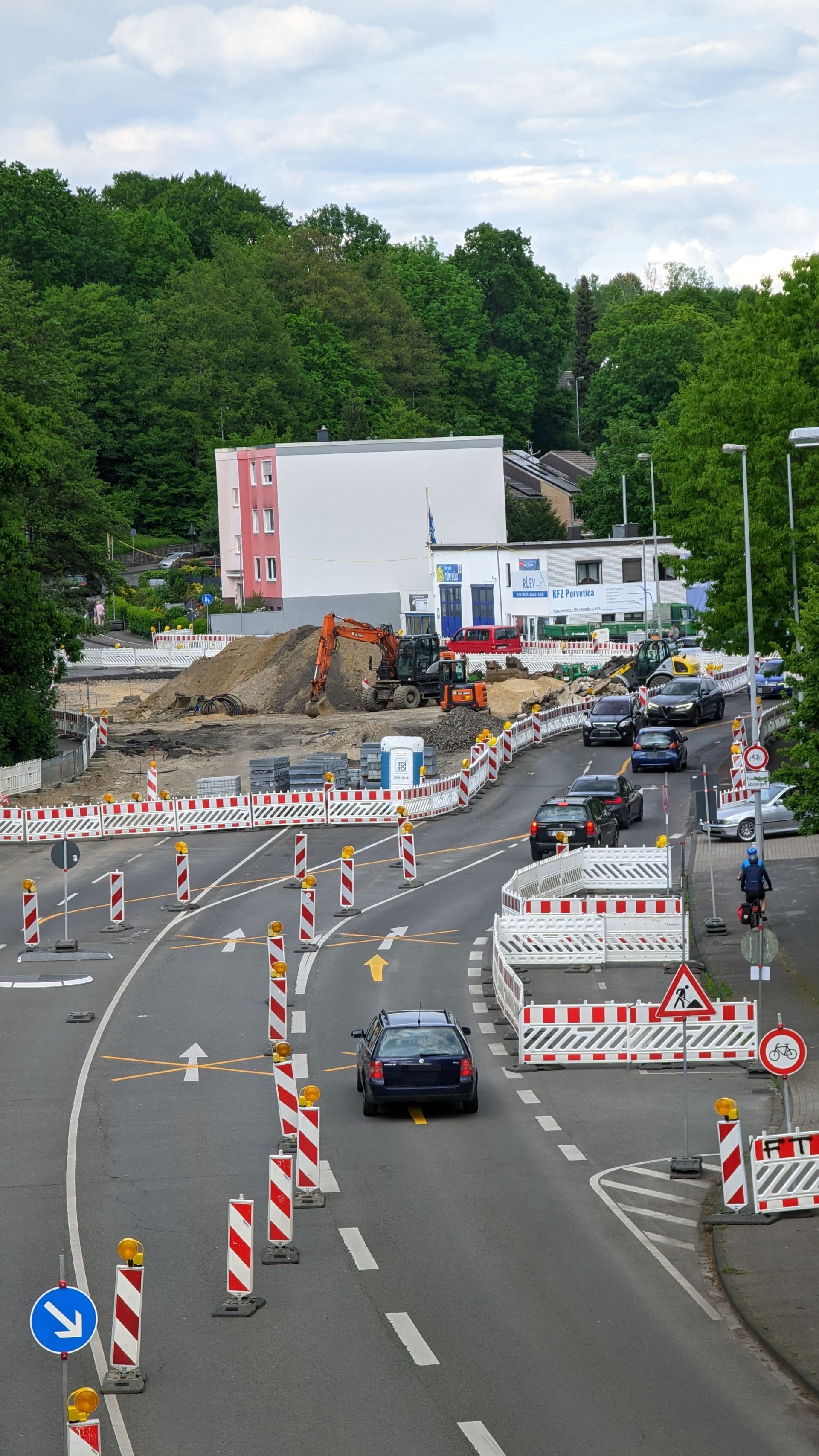 Baustelle Kreisverkehr Stauffenbergstrasse und Rennbaumstreasse am 14.05.2023 von der Balkantrasse aus